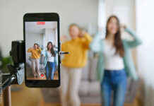 Come diventare virali su TikTok Vuoi sapere come diventare virale su TikTok? Le possibilità sono infinite! In questo articolo esploreremo come generare buzz attorno ai tuoi contenuti, sfruttare le funzionalità presenti sulla piattaforma, condividere contenuti accattivanti e usare hashtag in modo efficace per aumentare la tua visibilità.