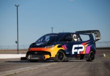 Scopri il nuovo mostro delle gare: il supremo furgone Ford da 1400 cavalli, pronto a spazzare via ogni competizione!