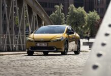 Svelata la nuova Toyota Prius Plug-in: l’ibrida che si fa strada tra le elettriche, godendosi tutti gli incentivi | Scopri i dettagli nel video e nella prova