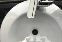 Svelato il segreto per sconfiggere i lavandini otturati senza l’aiuto dell’idraulico: scopri il trucco che rimuove ogni ostacolo!