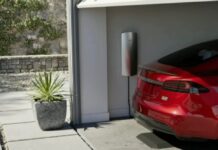 Tesla rivoluziona la mobilità: finalmente la ricarica wireless per le sue auto!