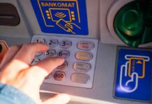 Attenzione! Sportello bancomat: il tuo patrimonio tra le mani di criminali! Scopri l’insospettabile dettaglio che ti frega tutto e non te ne accorgi