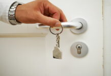 Casa in affitto con una sorpresa inaspettata: pronti a fare i conti con il proprietario sempre presente!