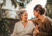Il diritto dell’anima: l’indennità di accompagnamento per chi combatte l’Alzheimer