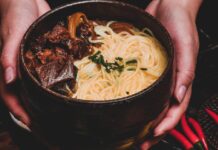 Il genio dietro il ramen istantaneo: la soluzione golosa alla fame mondiale