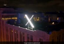 L’evoluzione dei social media: quando i tweet si trasformano in ‘post’ e Elon Musk illumina il quartier generale con un’insegna stroboscopica gigante!