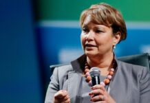 Lisa Jackson rivela il legame profondo tra equità razziale e clima: un dibattito urgente da non perdere!