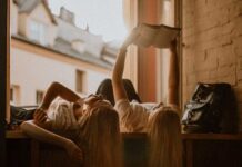 Perditi tra le pagine: i romanzi d’evasione del momento per le tue vacanze estive