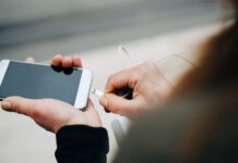 Scopri i segreti per prolungare la vita del tuo smartphone: evita gli errori di ricarica notturna!