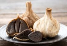 Scopri il segreto dell’Aglio nero: la variante sconosciuta che cambierà la tua vita! Ecco perché devi averne una pianta anche tu | Scopri benefici inimmaginabili!