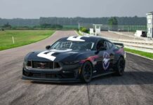Scopri la potenza selvaggia della Ford Mustang Dark Horse R: una supercar dedicata solo a chi ama il brivido della pista!