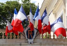 Svelato il segreto delle forze dell’ordine francesi: come accendono la fotocamera e il microfono dello smartphone da remoto