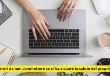 10 gesti comuni che distruggono il tuo notebook: Smettili subito per salvare il tuo portatile!