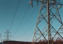 Elettrosmog fuori controllo: la ribellione degli ambientalisti contro i nuovi limiti dei campi elettromagnetici
