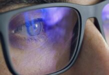 Il mito sfatato: Gli occhiali che filtrano la luce blu sono una fregatura scientifica