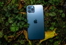 Il pericolo nascosto: cosa succede davvero lasciando l’iPhone in carica durante la notte?