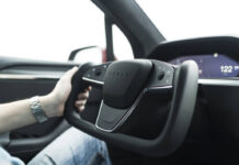 La sorprendente avventura di una Tesla abbandonata: un viaggio ironico nel cuore dell’Ucraina con messaggi intriganti per il suo vecchio proprietario!