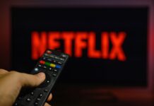 La fine del “Netflix e chill” gratuito: il divieto delle password porta a un boom di nuovi abbonamenti!