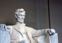La rivoluzione dell’IA su Facebook: quando l’intelligenza artificiale si veste dei panni di Abramo Lincoln