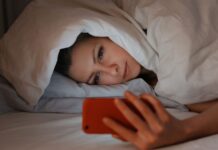 Rischi notturni: il pericolo elevato di tenere gli smartphone in carica durante la notte