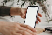 Scopri i Top Accessori iPhone dell’Estate 2023 per una vacanza indimenticabile!