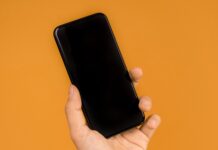 Svelato il segreto di tvOS17: la batteria magica di Vision Pro e i due iPhone misteriosi