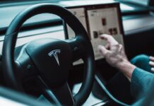 Tesla: un’autodifesa d’impatto. L’Autopilot sotto accusa per incidenti mortali.