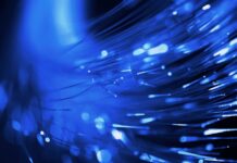 Fibra Ottica: Trasmetti energia e dati su 10 km con un unico cavo! Scopri le potenzialità della tecnologia del futuro